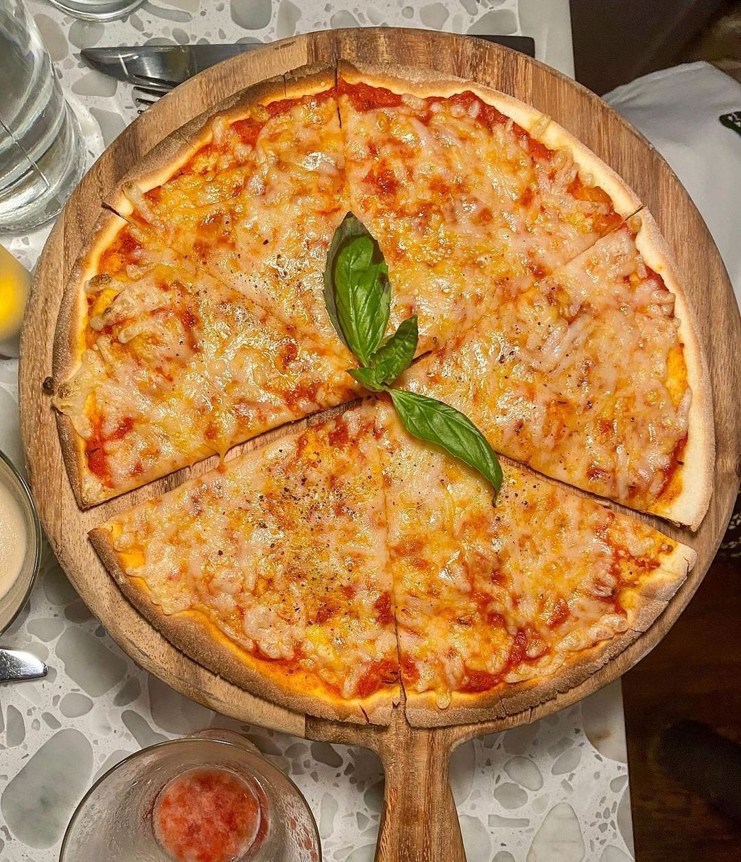 vegan pizza with vegan mozzarella